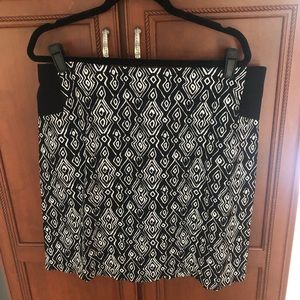 Chico’s Black & White Geometric Print Skirt Chico’s Size 2.5…EUC